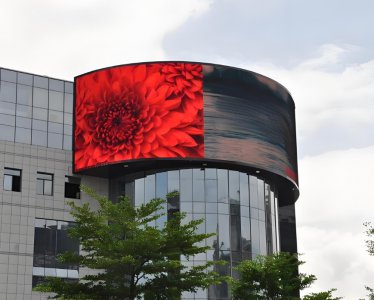 When Choosing An Outdoor Display, Which LED And LCD Are More 