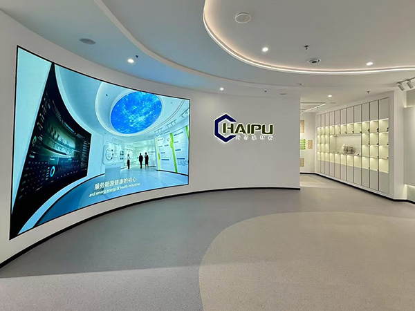 Immersive Visual Experience by Curved LED Display that Inspires Corporate Culture