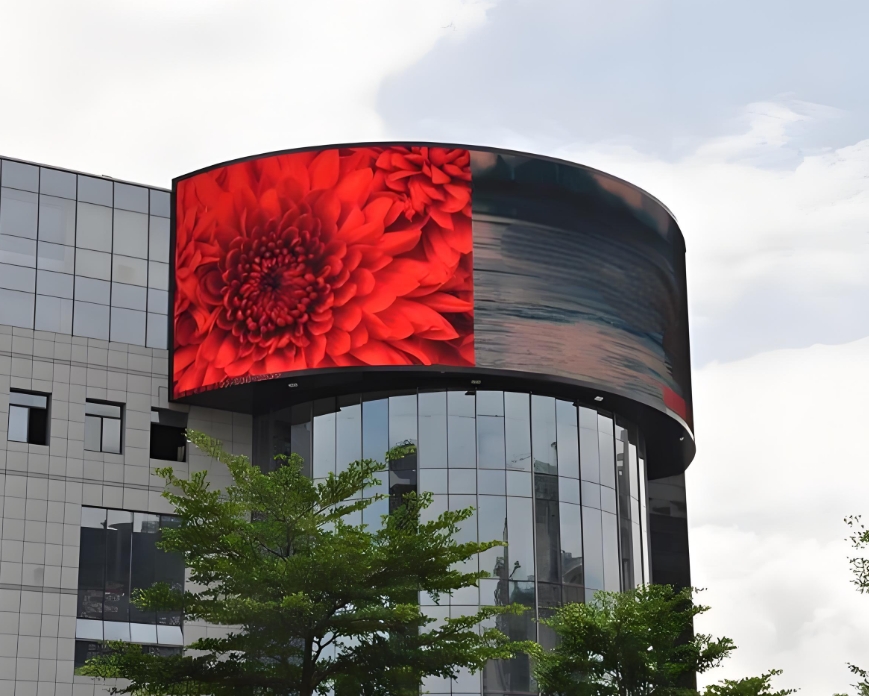 When choosing an outdoor display, which LED and LCD are more suitable for outdoor scenes